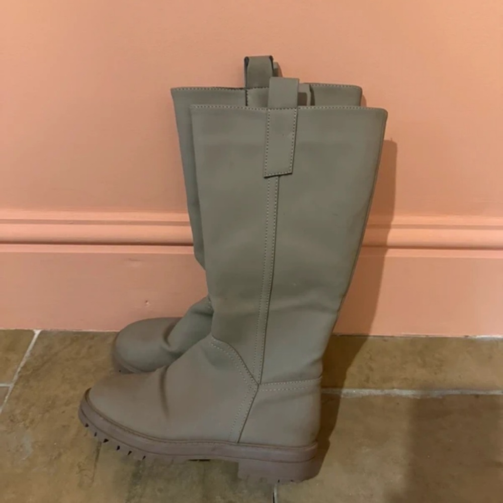 Stylish Knee-High Boots in Olive